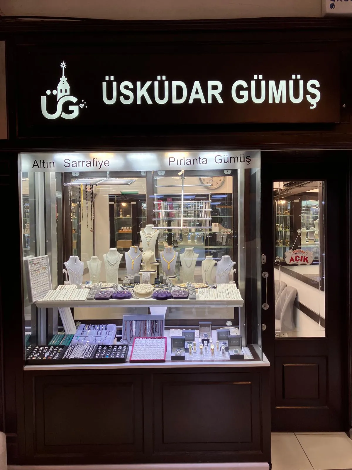 Üsküdar Gümüş'ün Kuyumcular Çarşısı'ndaki vitrini